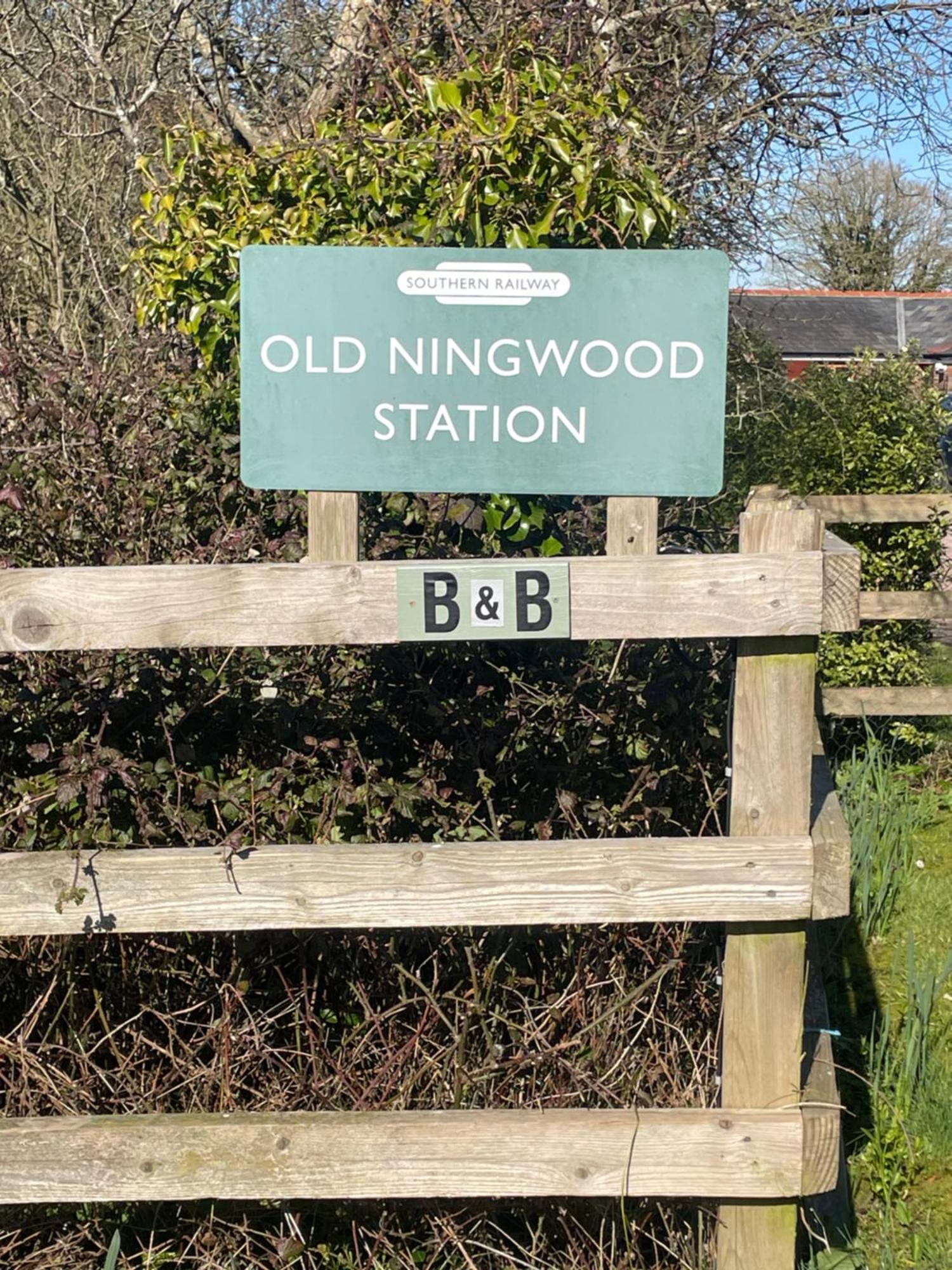 Old Ningwood Station Bed & Breakfast, Ningwood, Isle Of Wight Po41 0Tg Brook  Exterior photo
